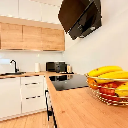 Modern One-bedroom Near Centre Apartment *